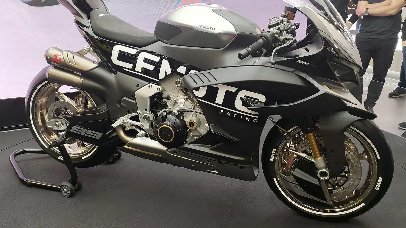 Prototype CFMOTO V4 SR-RR noir et argent sur son stand