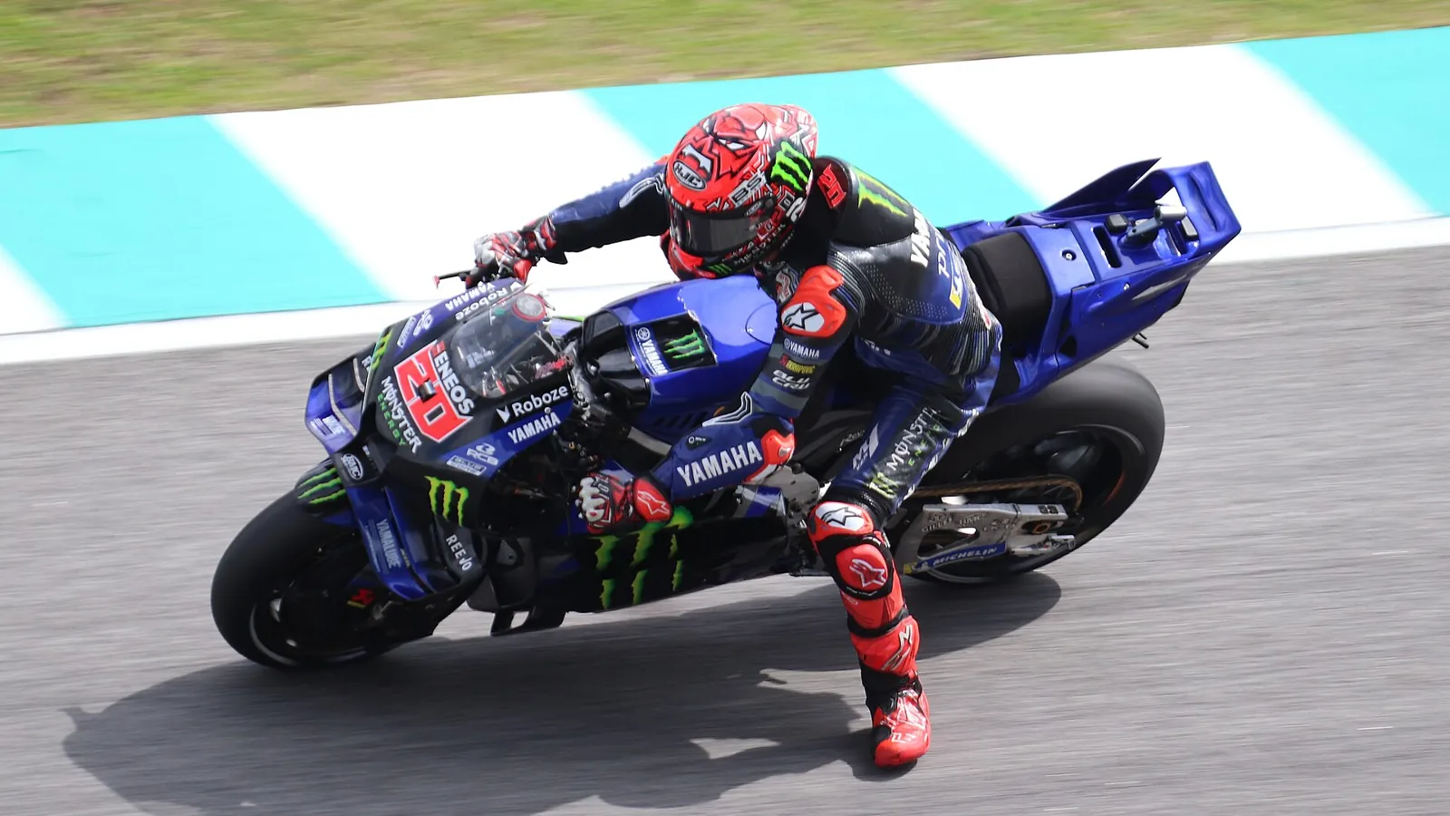 Fabio Quartararo penché sur la Yamaha YZR-M1 n° 20 de l'équipe Monster Energy Yamaha, au Grand Prix de Malaisie 2025