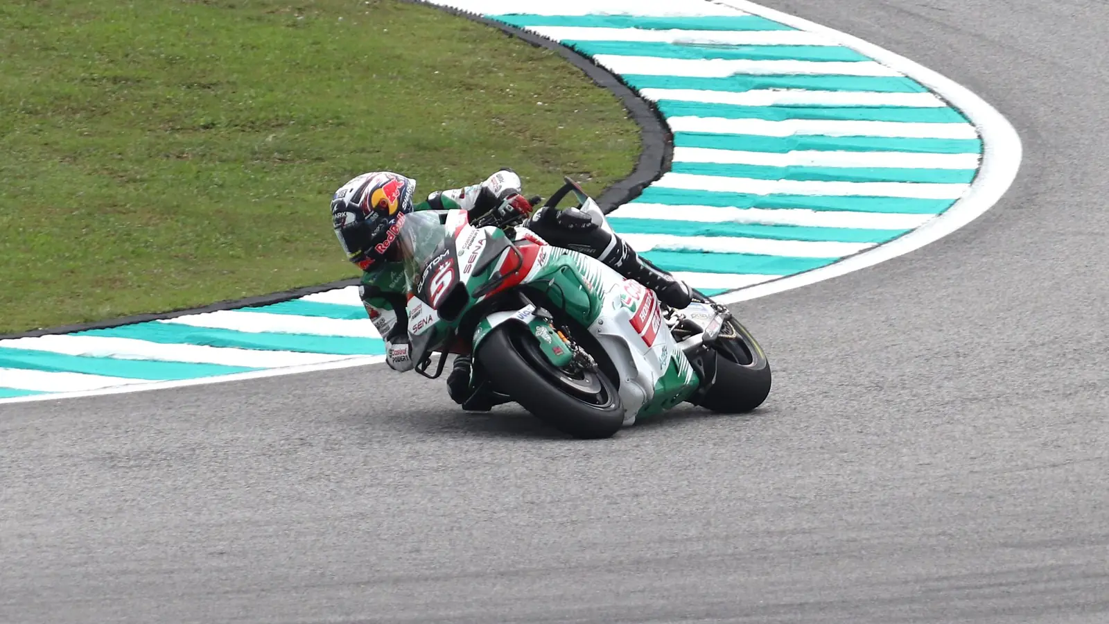 Johann Zarco incliné en virage sur la Honda RC213V n° 5 de l'équipe Castrol Honda LCR, au Grand Prix de Malaisie 2024