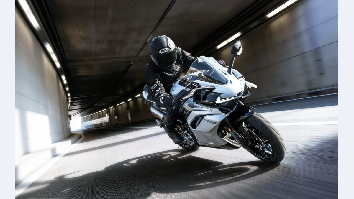 CFMOTO 500SR en virage dans un tunnel