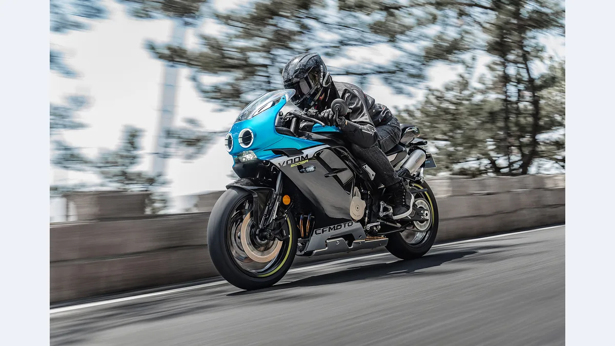 CFMOTO 500SR Voom bleue et blanche roulant sur une route