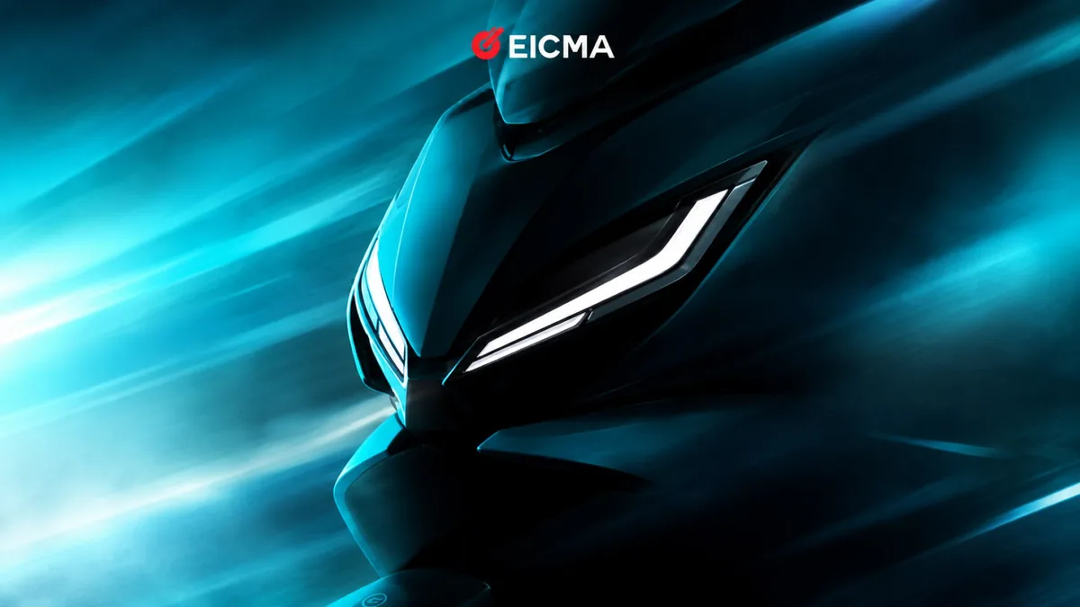 Visuel teaser de CFMOTO pour EICMA 2026 : l'avant d'un véhicule caréné, phare à LED, sur fond bleu