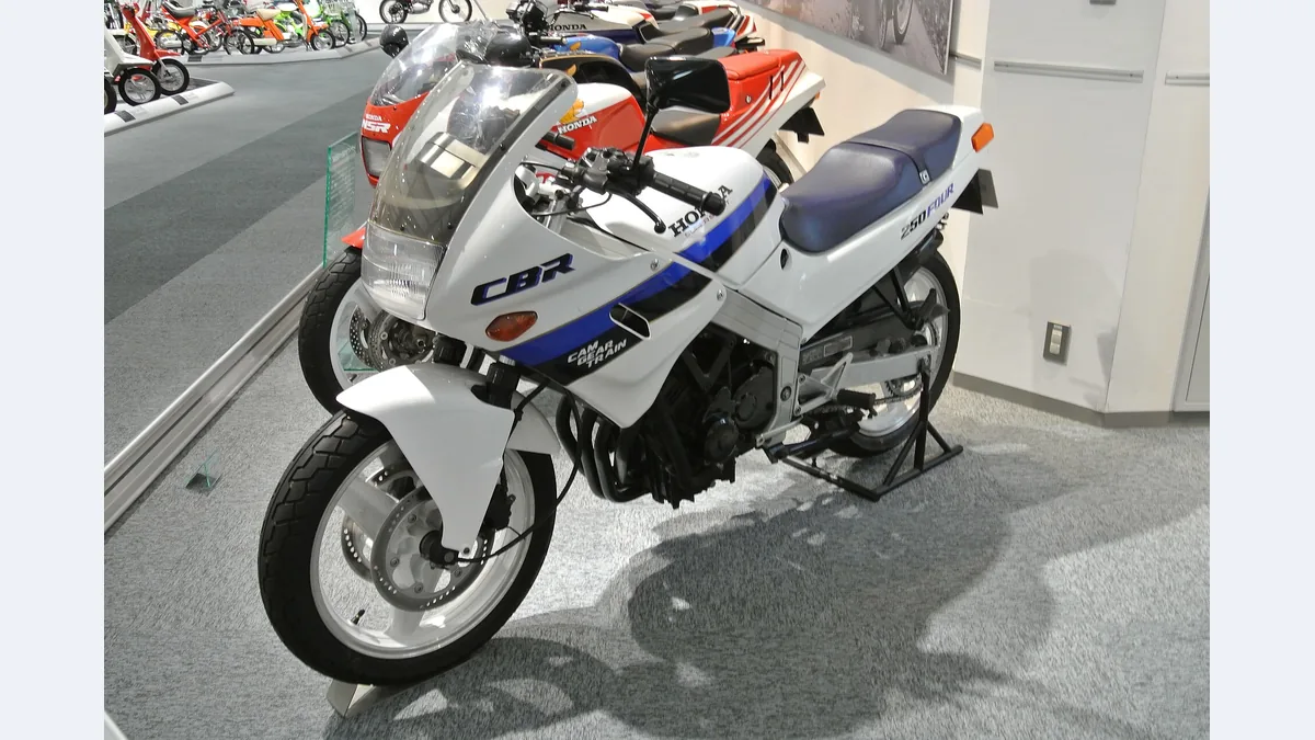 Honda CBR250 Four de 1986 blanche, bleue et rouge, exposée dans le musée Honda Collection Hall au Japon