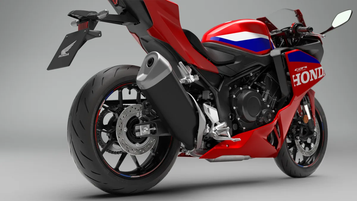 Gros plan sur le moteur quatre-cylindres, le silencieux et la roue arrière de la Honda CBR500R FOUR