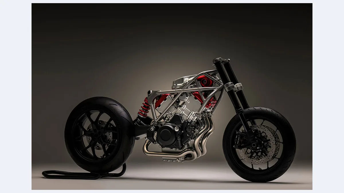 Le moteur V3 Honda à compresseur électrique exposé dans un châssis nu, sur fond sombre, lors de sa présentation en 2024