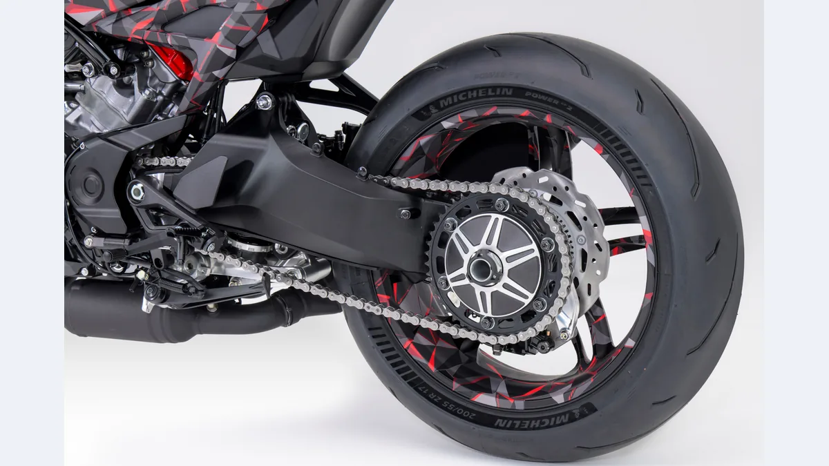 Bras oscillant monobras et roue arrière de la Honda V3R 900 E-Compressor, chaîne et pneu Michelin