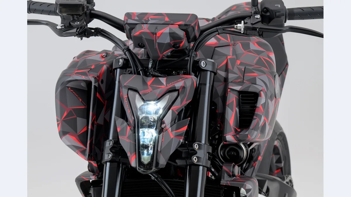 Face avant de la Honda V3R 900 E-Compressor avec son phare à LED en forme de Y et ses carénages latéraux