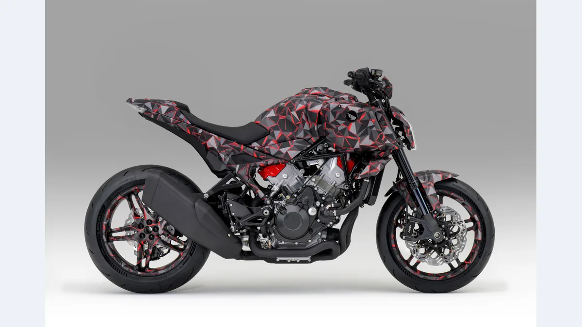 Honda V3R 900 E-Compressor Prototype vue de profil, livrée camouflée noire et rouge, en studio