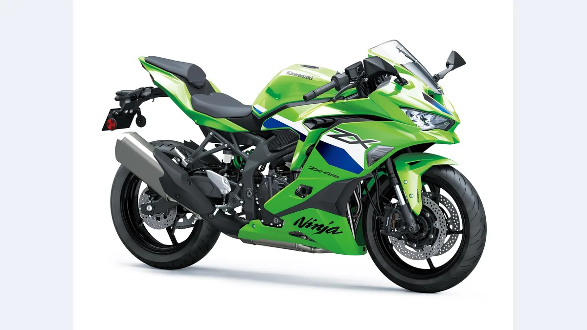 Kawasaki Ninja ZX-4RR 2027 verte Lime Green vue de trois quarts avant, en studio