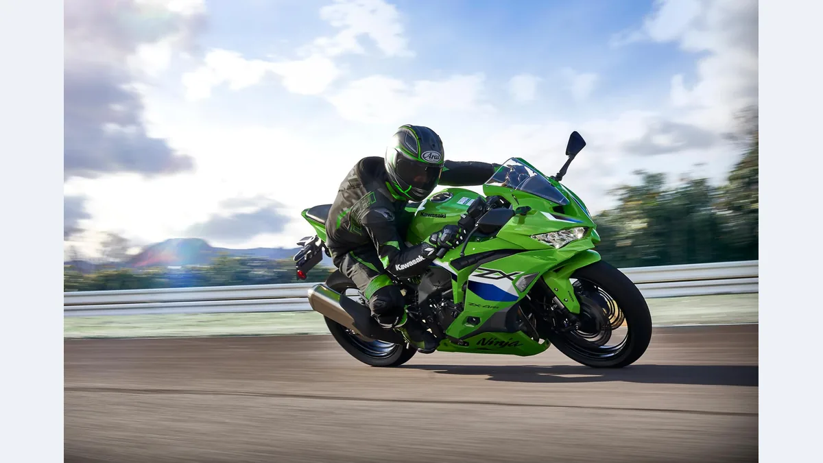 Pilote penché sur une Kawasaki Ninja ZX-4RR verte sur circuit