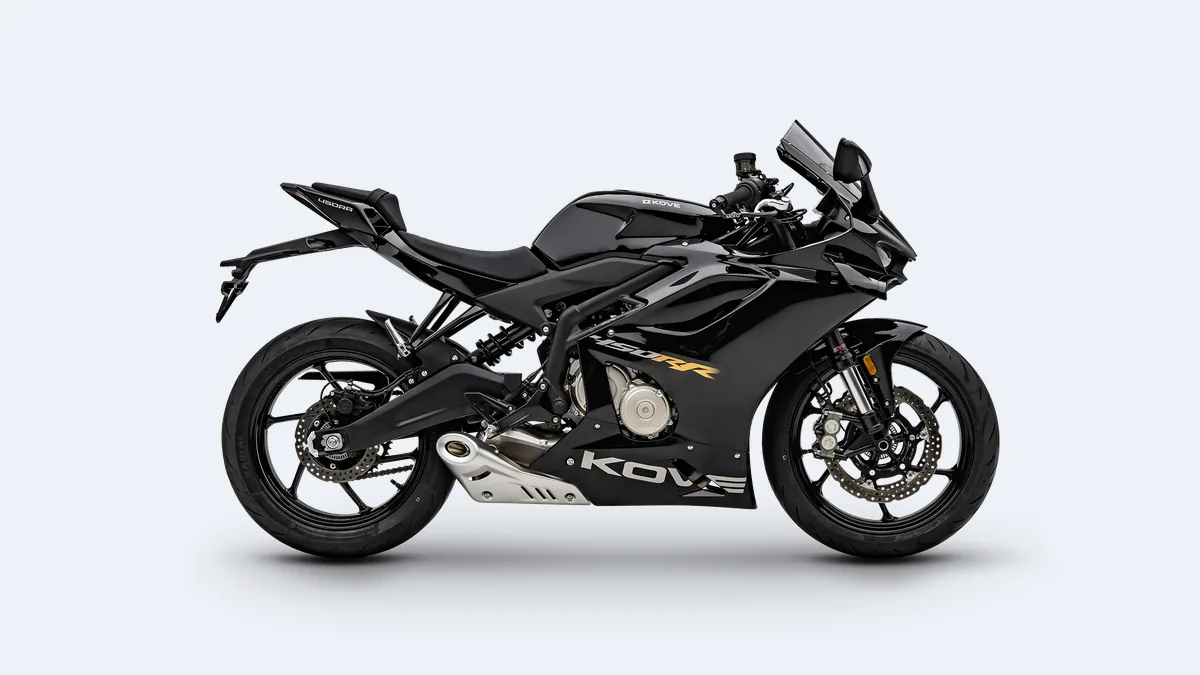 Kove 450RR noire vue de profil, en studio