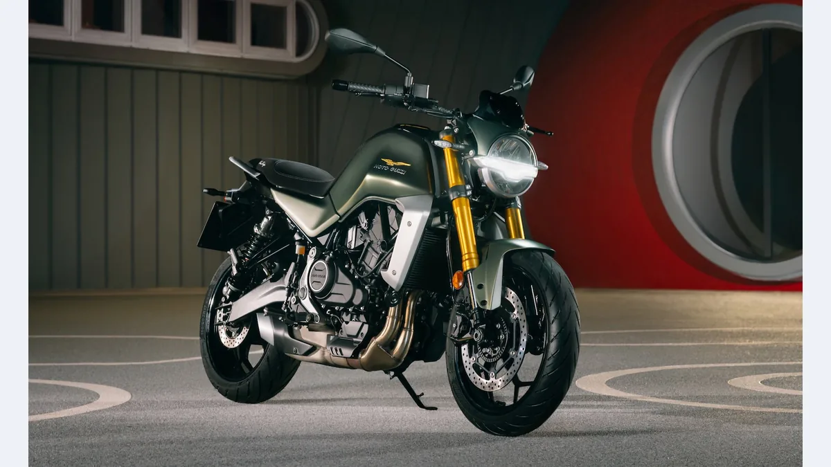Moto Guzzi The Trip 500 verte, vue de trois quarts avant, en studio
