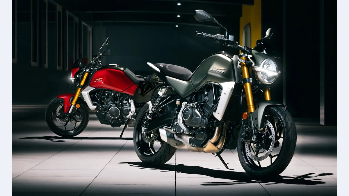 Deux Moto Guzzi The Trip 500, une rouge et une verte