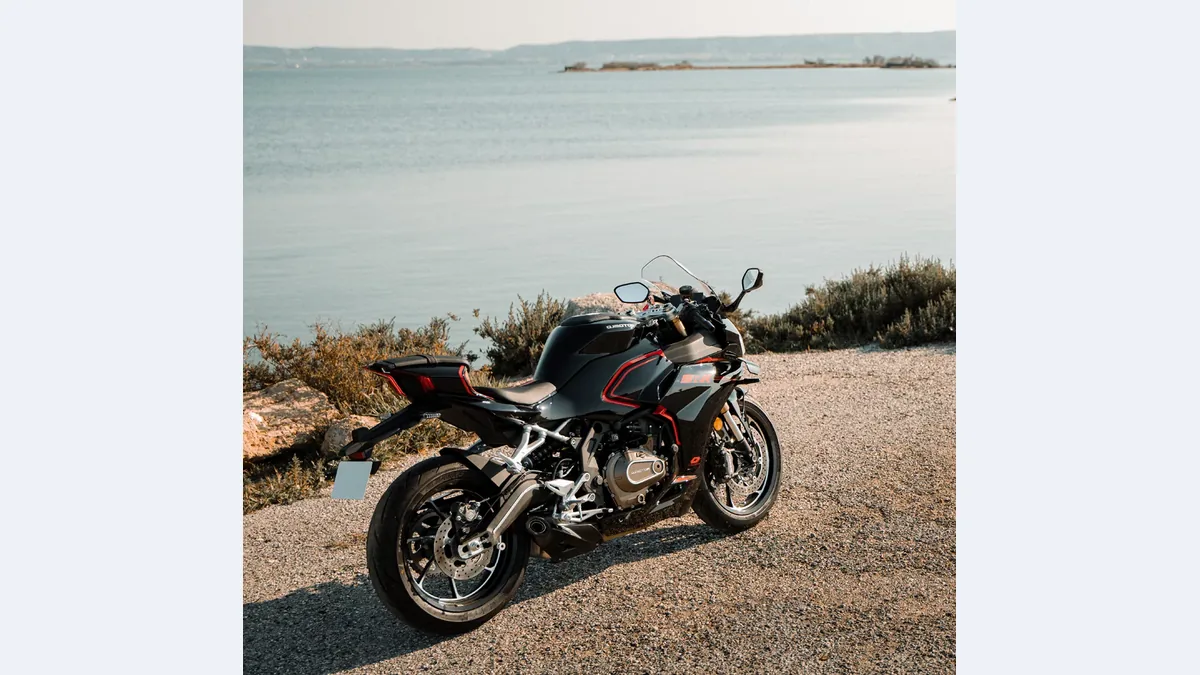 QJMOTOR SRK 421 RR noire vue de trois quarts arrière