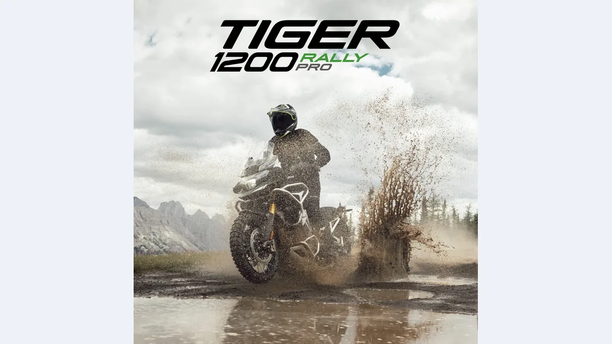 Triumph Tiger 1200 Rally Pro 2027 en tout-terrain, projetant de la boue