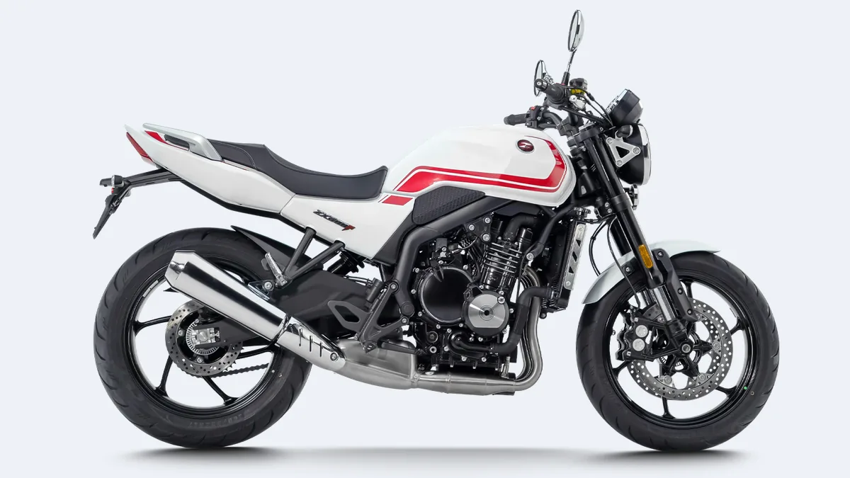 ZXMOTO 500F néo-rétro blanche et rouge à phare rond, vue de profil en studio